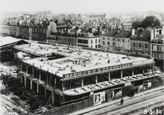 L’image représente le Palais des Pyrénées au moment de sa construction en 1930