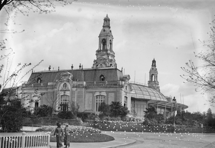L’image représente le Palais d’hiver vers 1900.