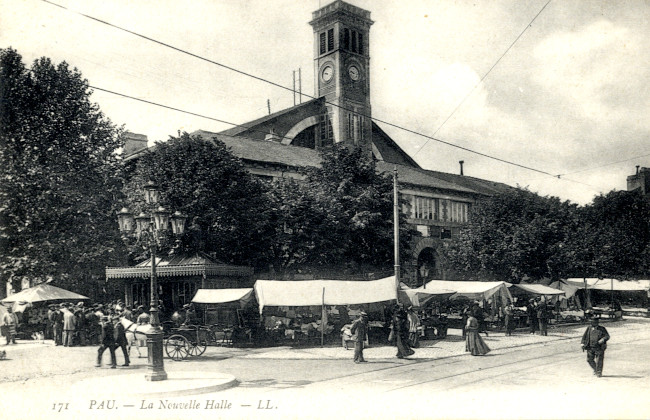 L’image représente la place de la halle, sur l’actuelle Place Clemenceau.