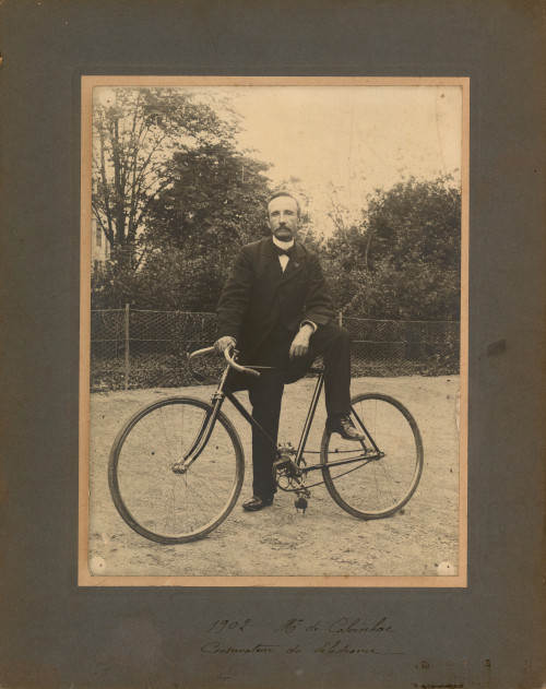 L’image représente Monsieur le Calvinhac sur un vélo.